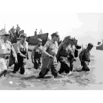 Douglas MacArthur lands Leyte1 2016122139